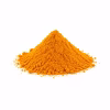 Petit tas de poudre de curcuma orange vif sur fond blanc