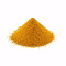 Petit tas de poudre de curry jaune ocre sur fond blanc