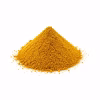 Petit tas de poudre de curry jaune ocre sur fond blanc