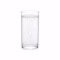 Verre d'eau gazeuse claire aux fines bulles sur fond blanc