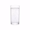 Verre d'eau gazeuse claire aux fines bulles sur fond blanc