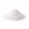 Petit tas de fleur de sel en paillettes sur fond blanc