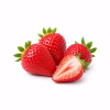 Fraises fraîches entières et une fraise coupée sur fond blanc