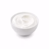 Bol de fromage blanc onctueux et lisse sur fond blanc