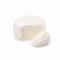 Portion de fromage frais blanc entamée et petite quenelle crémeuse