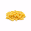 Petit tas de fusilli secs crus en spirale torsadée sur fond blanc