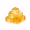 Cubes de gelée alimentaire ambrée translucide en petit tas sur fond blanc