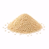 Petit tas de graines de sésame beige sur fond blanc