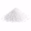 Petit tas de gros sel en cristaux blancs sur fond blanc
