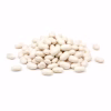 Petit tas de haricots coco secs blancs sur fond blanc