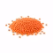 Petit tas de lentilles corail orange vif sur fond blanc