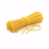 Botte de linguine sèches en rubans plats sur fond blanc
