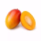 Mangue entière et moitié coupée à chair orange sur fond blanc