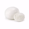 Boule de mozzarella fraîche et tranche détachée sur fond blanc