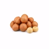 Tas de noisettes en coque et amandes décortiquées sur fond blanc
