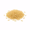 Petit tas de pâtes orzo crues en forme de grains de riz