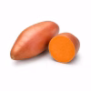 Patate douce entière et moitié coupée à chair orange sur fond blanc