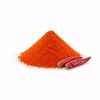 Tas de piment de Cayenne moulu et piments séchés sur fond blanc