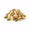 Pistaches en coque et amandes vertes décortiquées sur fond blanc