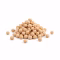 Petit tas de pois chiches secs beiges sur fond blanc