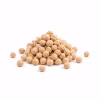 Petit tas de pois chiches secs beiges sur fond blanc
