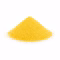 Petit tas de polenta, semoule de maïs jaune, sur fond blanc