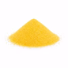 Petit tas de polenta, semoule de maïs jaune, sur fond blanc