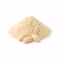 Tas de poudre d'amandes et trois amandes mondées entières sur fond blanc