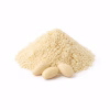 Tas de poudre d'amandes et trois amandes mondées entières sur fond blanc