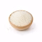 Riz blanc long grain présenté dans un petit bol en bois