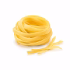 Nid de tagliatelles sèches jaune pâle sur fond blanc