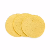 Trois tortillas de maïs rondes et fines sur fond blanc