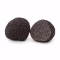 Truffe noire entière et moitié coupée veinée sur fond blanc