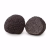 Truffe noire entière et moitié coupée veinée sur fond blanc