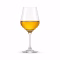 Verre de vin jaune au liquide doré ambré sur blanc