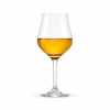 Verre de vin jaune au liquide doré ambré sur blanc