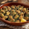 Moules gratinées au beurre persillé et chapelure dorée sortant du four