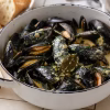 Moules poulette, sauce crémeuse au safran et jaune d'oeuf en cocotte