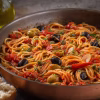 Spaghettis à la puttanesca, sauce tomate aux olives, câpres et anchois
