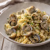 Assiette de pâtes fusilli aux coques, sauce crème et vin blanc, persil