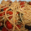 Pâtes à la puttanesca aux tomates cerises, olives et câpres