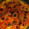 Pizza sétoise entière aux tomates, anchois et olives noires cuite