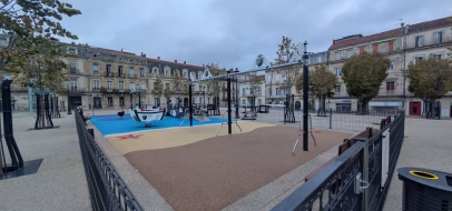 Vue d'ensemble de l'aire de jeux de la place Aristide Briand, à Sète