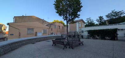 Placette Damien Macone à Sète, bancs en bois autour d'un jeune arbre