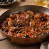 Poulpe de roche mijoté à la tomate cerise et aux olives noires en poêle