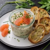 Rillettes de bar aux agrumes en bocal avec toasts de pain grille