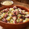 Salade de poulpe de roche aux pommes de terre et aïoli dans un plat rustique