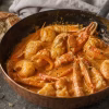 Sauce à l'américaine liée à l'aïoli nappant des crustacés en poêle cuivre