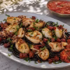Seiches de l'étang de Thau au chorizo et pâtes à l'encre en plat de partage
