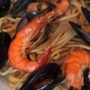 Assiette de spaghettis aux fruits de mer, moules, palourdes, crevettes entières et persil